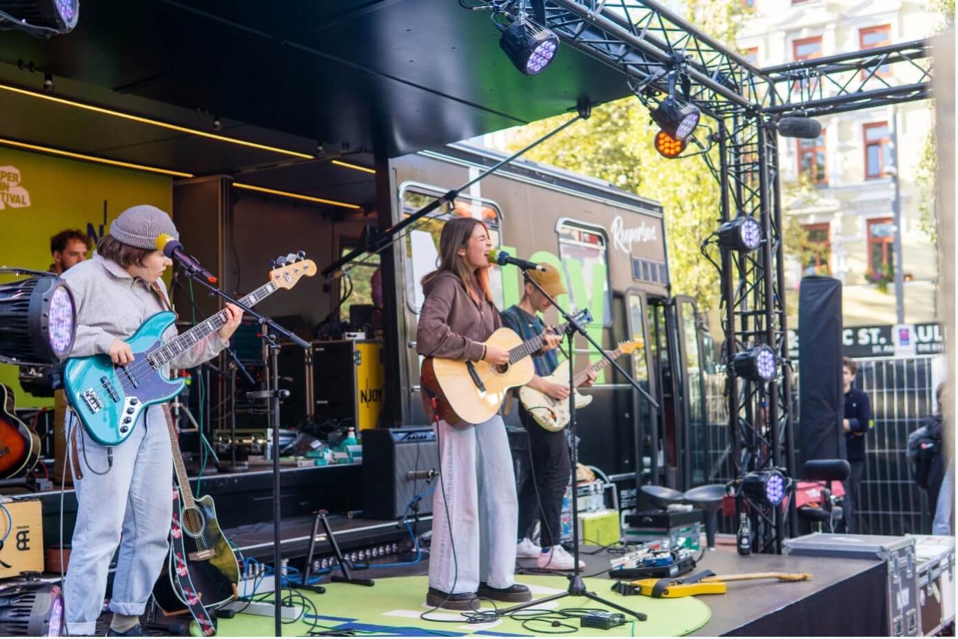 buehne-auf-dem-reeperbahn-festival-hamburg-credit-spielbudenplatzbetreiber-gmbh Musikact auf der Bühne des Reeperbahn Festivals