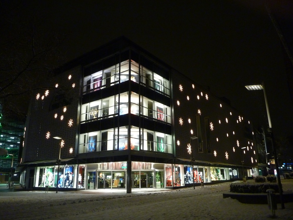 galeria-kaufhof-karstadt-warenhaus-sterben-deutschland Warenhaus von Galeria Karstadt bei Nacht