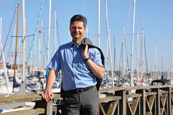 Dr. Fabian Geyer am Hafen in Flensburg