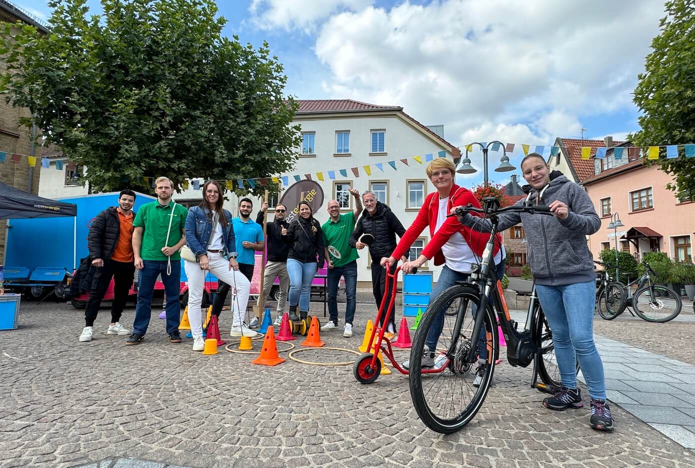 healthy-city-feelgoodday-bad-sobernheim Participants of the FeelGoodDay in Bad Sobernheim stand with sports equipment on a town square