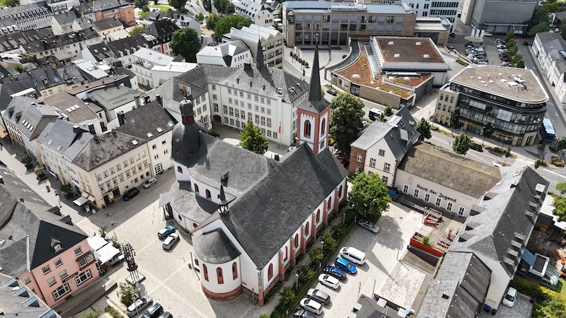 default Rathaus und Liebfrauenkirche Bitburg von oben