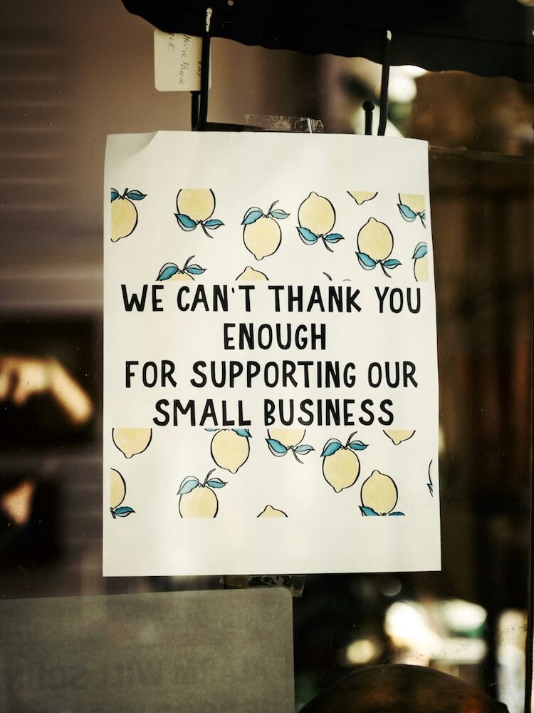Schild in einem Schaufenster: We can't thank you enough for supporting our small business