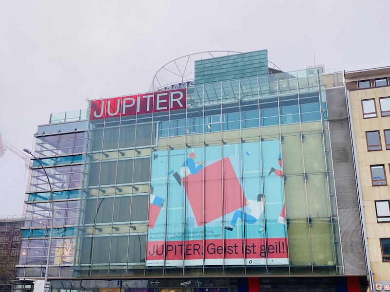 Ein großes Plakat mit Geist ist geil im Schaufenster des Jupiter Hamburg
