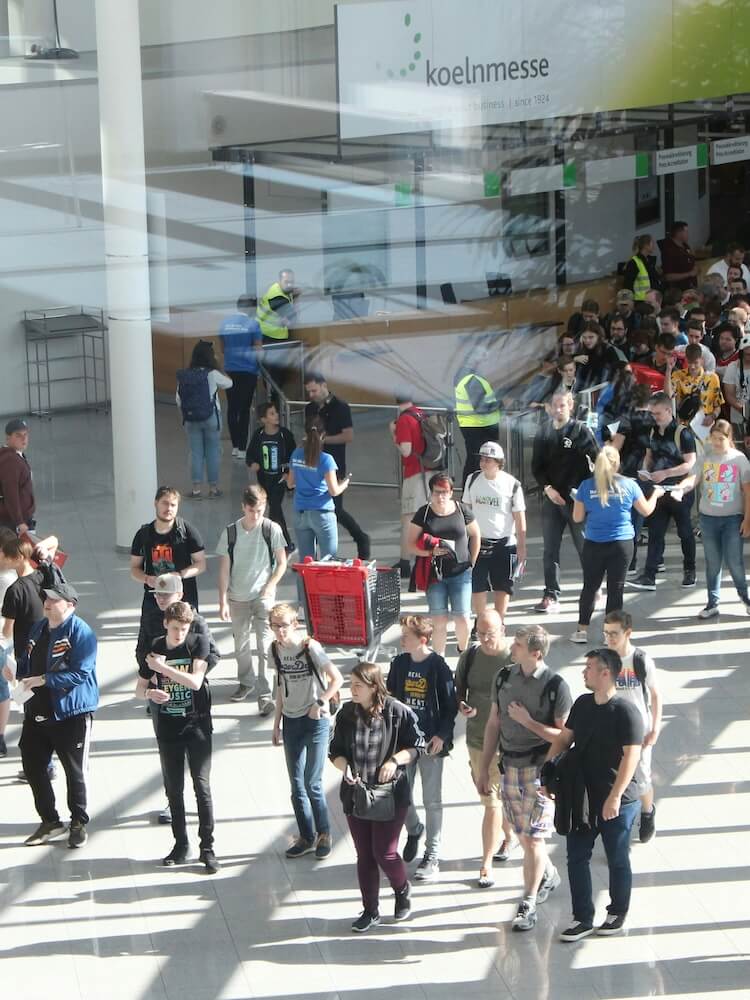 Menschen auf der Gaming-Messe in Köln