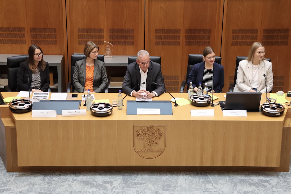 Walldorfs Bürgermeister und Stadtmanufaktur-Projektleitung stellen das Stadtmarketingkonzept im Gemeinderat vor