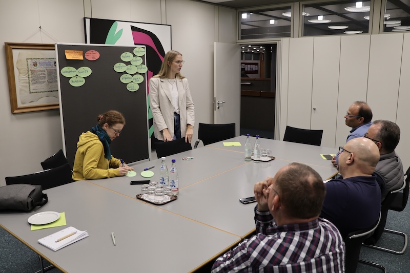 Stadtakteur:innen im Gespräch bei einem Workshop zum Stadtmarketingkonzept in Walldorf