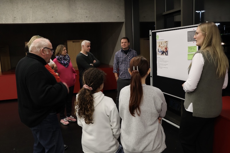 Menschen stehen an einer Wand mit Notizen beim Workshop zum Stadtmarketingkonzept in Walldorf