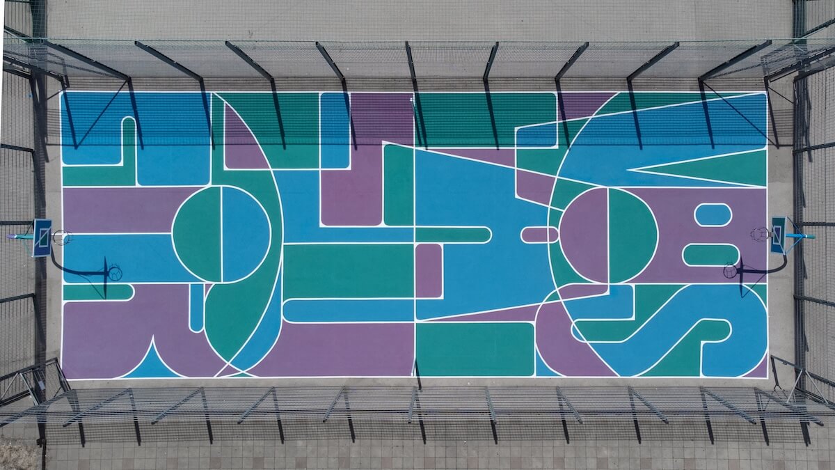 brand-urbanism-Coole Sache_ V_oeslauer sorgt f_uer Abk_uehlung und macht zwei Basketballplae_tze in Ottakring und der Donaustadt zu angesagten Treffpunkten fue_r Sport und Begegnung Neu gestalteter Basketballplatz am Mildeplatz in Wien, Copyright: Kalojan Paier