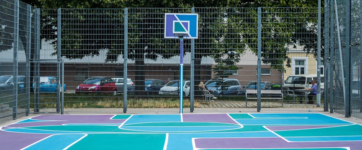 brand-urbanism-basketballplatz-wien-Credit-Kalojan Paier Brand Urbanism: Neu gestalteter Basketballplatz in Wien in den Markenfarben von Vöslauer, Copyright: Kalojan Paier