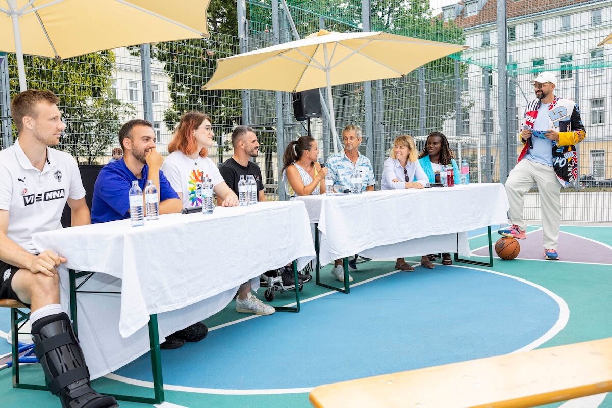 brand-urbanism-stadt-wien-panel-coolbleiben Panel #coolbleiben-Talk auf einem Basketballplatz in Wien: Diskussion über Brand Urbanism, Copyright: Stefan Panfili