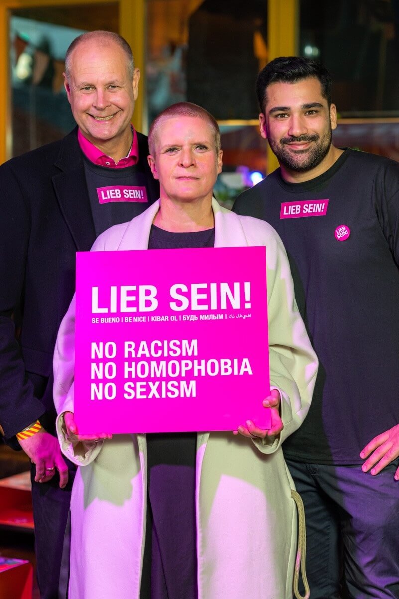 Julia Staron vom BID Reeperbahn+ promotet die Aktion Lieb sein!