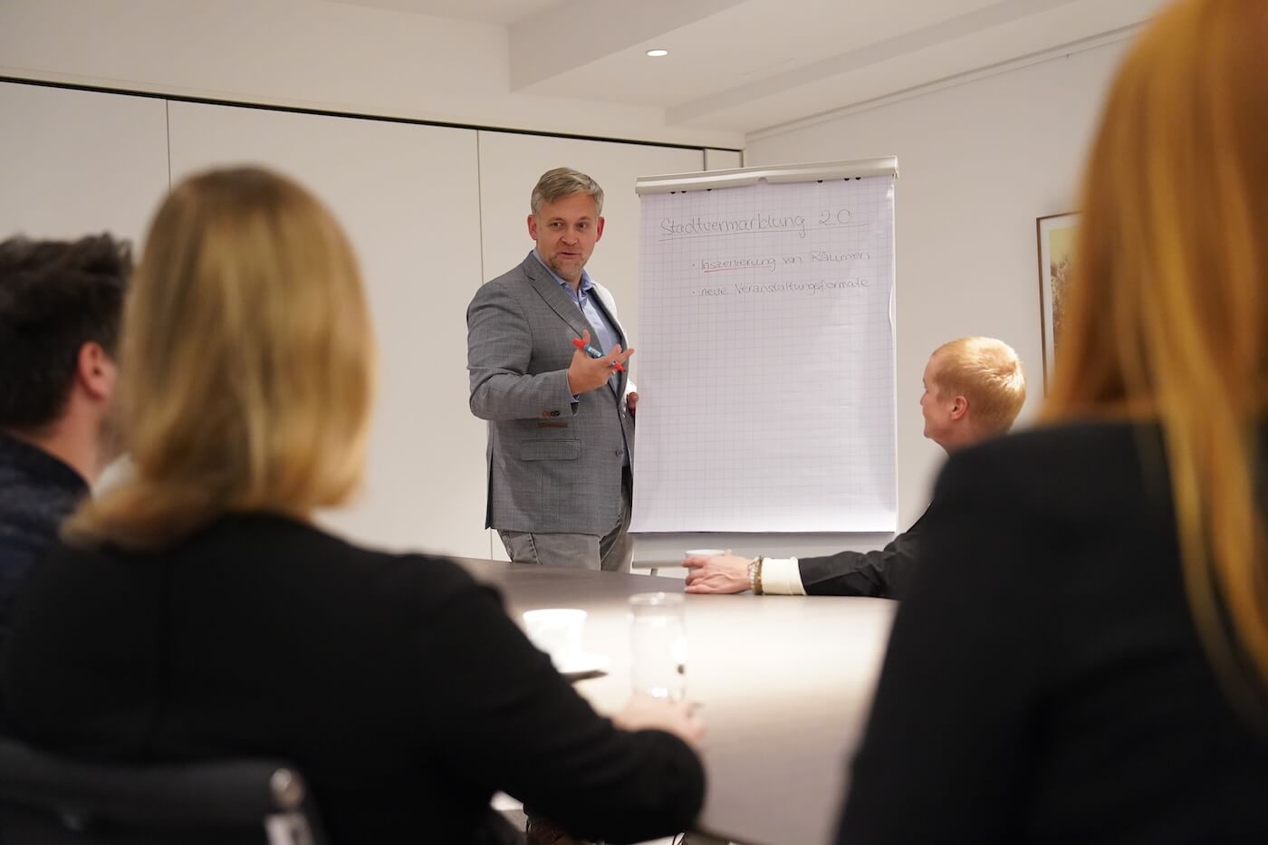 thorsten-kausch-place-marketing-place-branding-expert-city-manufaktur City strategist Thorsten Kausch explains the new role of city marketing and place marketing companies in a workshop
