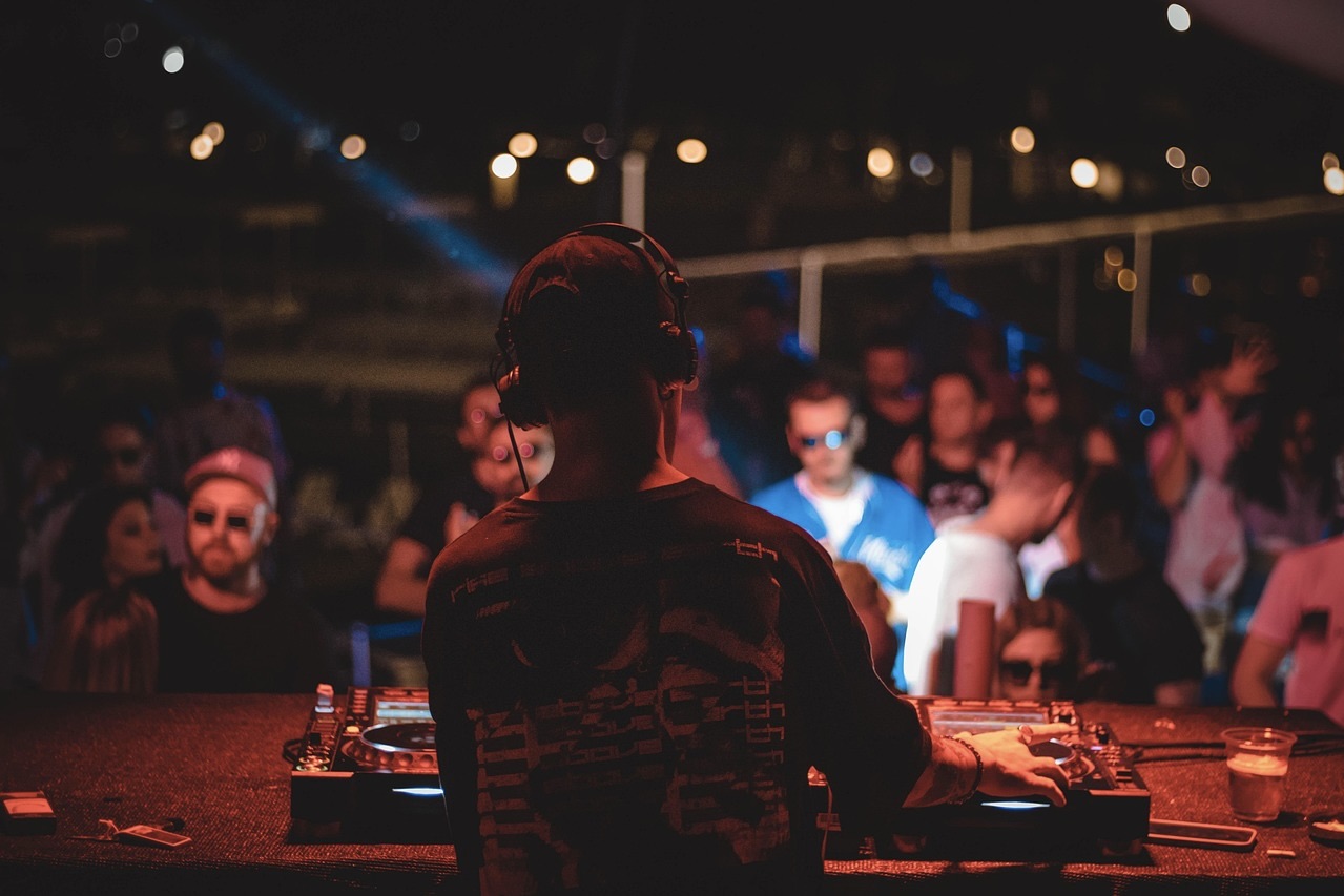 DJ legt in einem Nachtclub auf