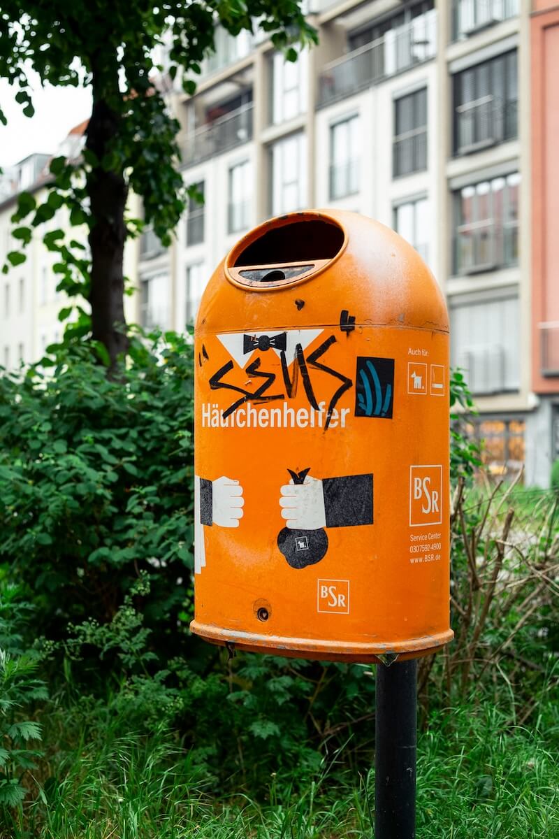nudging-berlin-muelleimer-2 Beispiel für Nudging: Mülleimer mit Spruch "Häufchenhelfer"