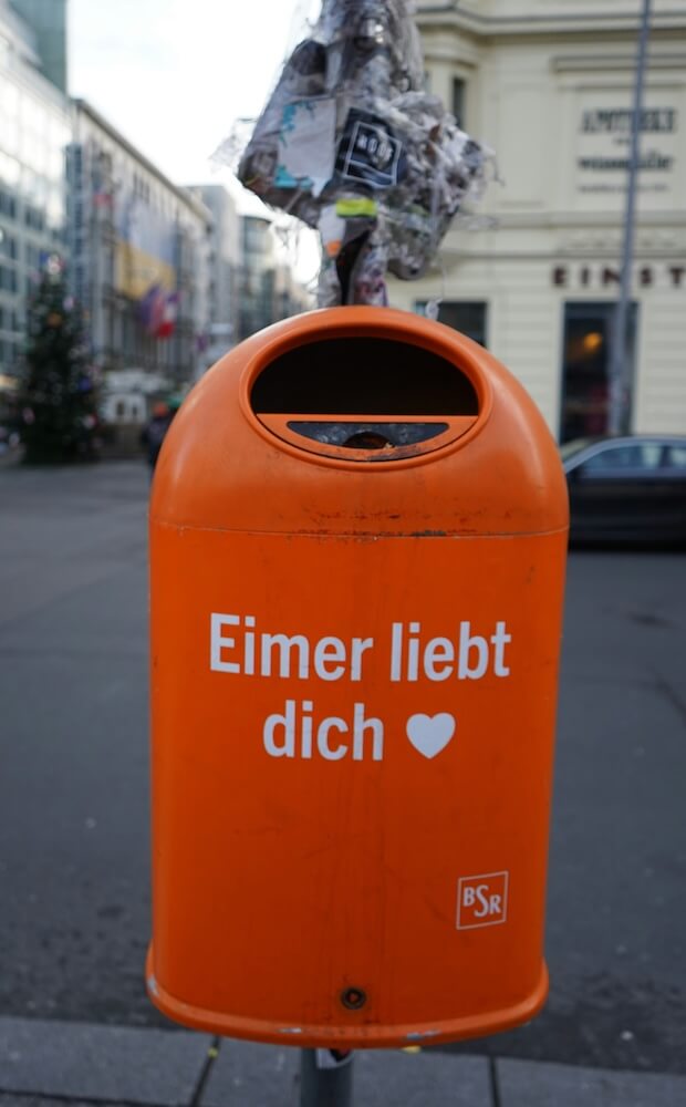nudging-berlin-muelleimer-stadtmanufaktur Beispiel für Nudging: Mülleimer in Berlin mit Spruch "Eimer liebt dich"