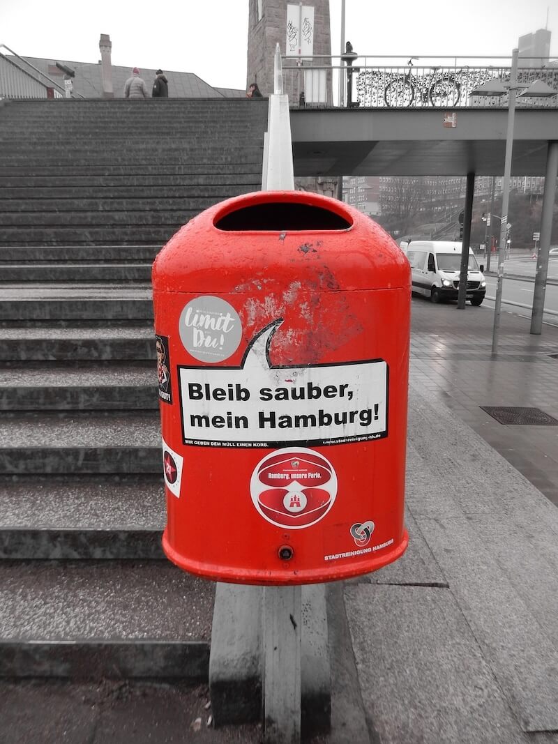 nudging-hamburg-muelleimer Beispiel für Nudging: Mülleimer in Hamburg mit Spruch "Bleib sauber, mein Hamburg!"