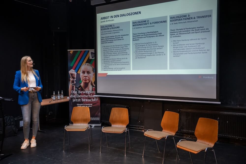 laura-ebeling-stadtmanufaktur-beim-fachdialog-bildung-wissenschaft Laura Ebeling von der Stadtmanufaktur erklärt die Dialogzonen