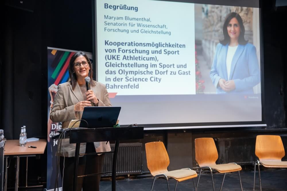 Maryam Blumenthal bei Ihrer Begrüßungs-Rede