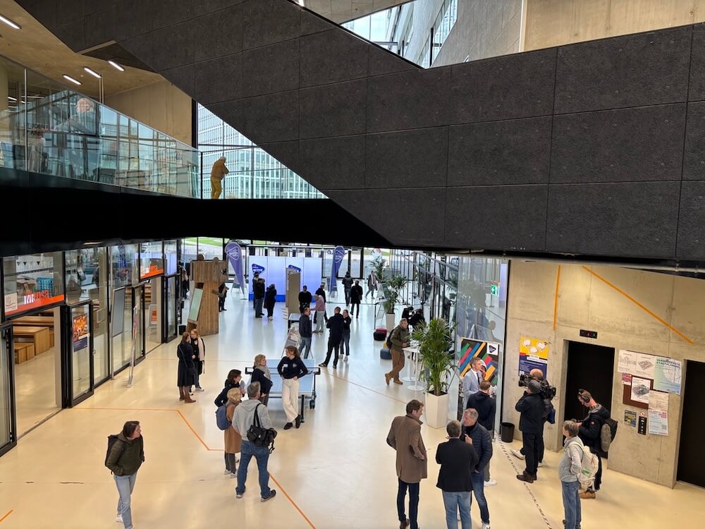 olympia-in-hamburg-buerger-dialog-hcu-stadtmanufaktur Menschen unterhalten sich im Foyer der HafenCity Universität Hamburg