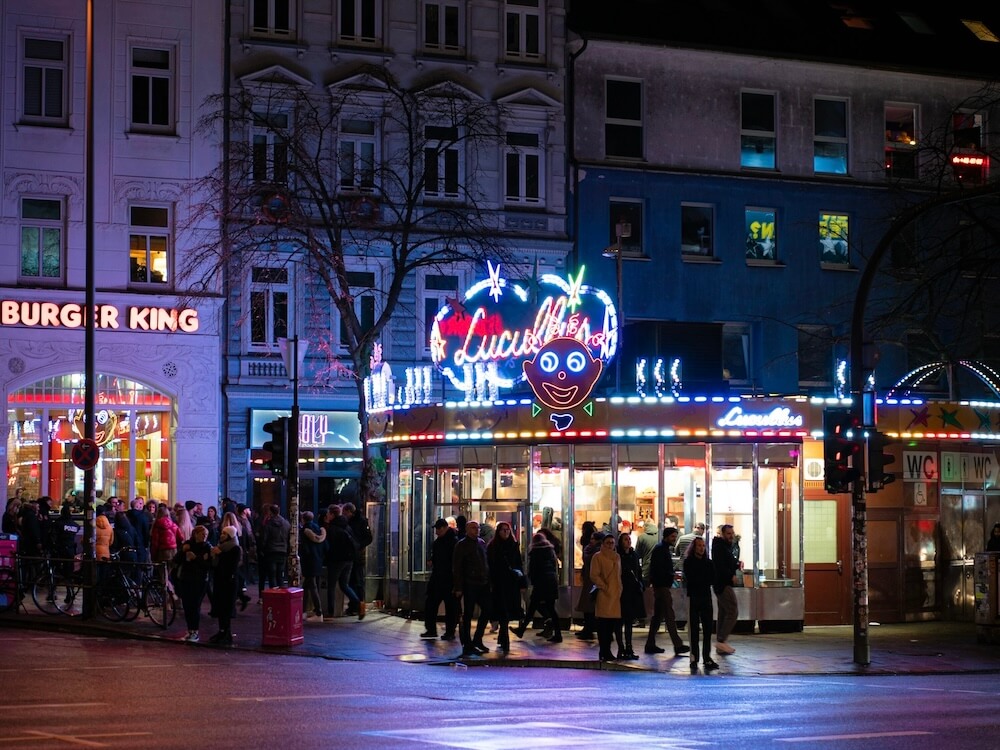 Menschen nachts auf dem Spielbudenplatz in Hamburg