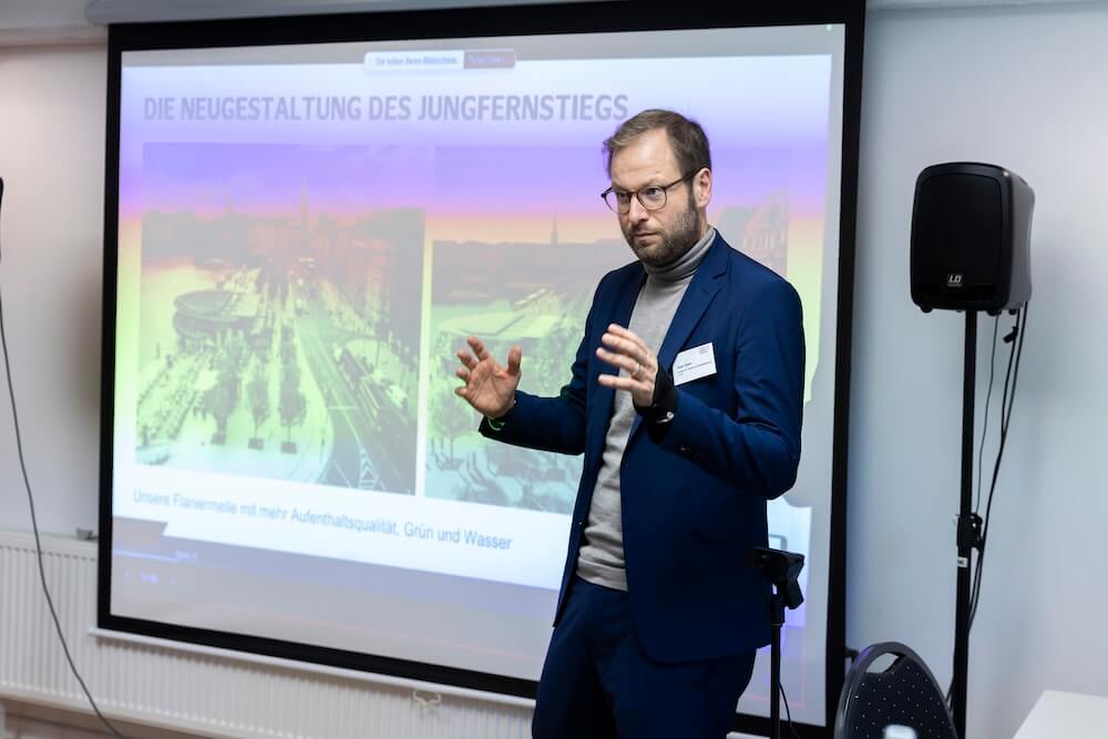 Anjes Tjarks hält einen Impulsvortrag zur Kommunikation von Infrastrukturprojekten