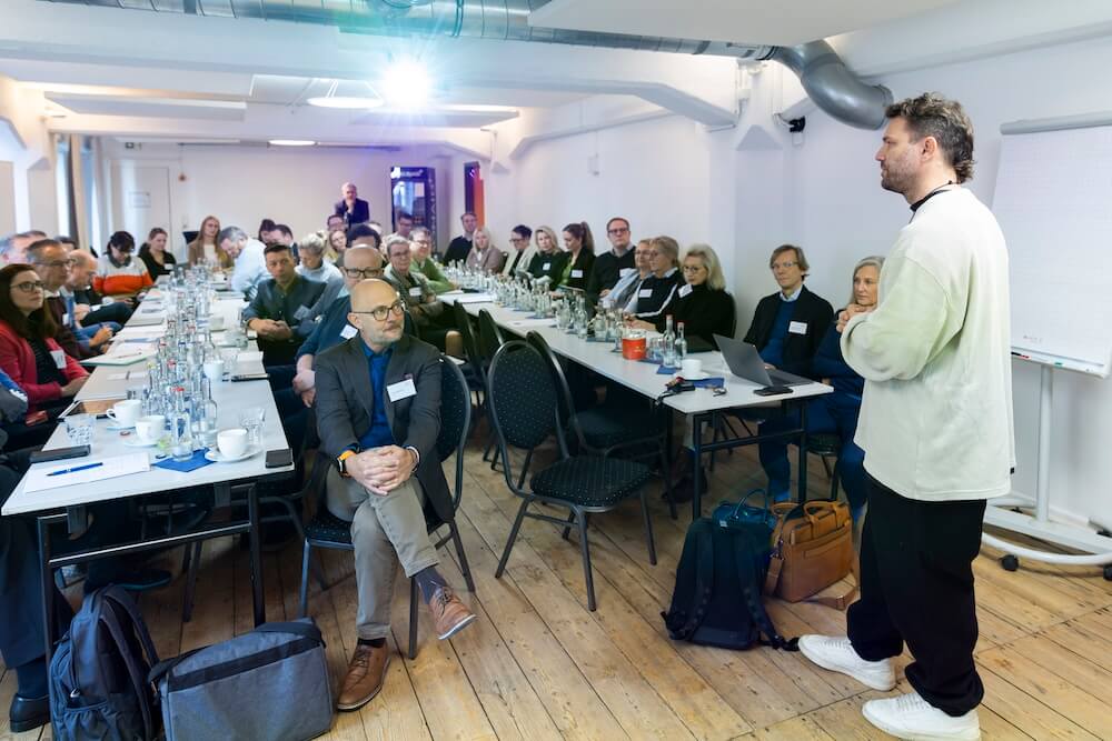 Benjamin Adrion bei seinem Impulsvortrag bei der Stadtmanufaktur-Tagung in Hamburg