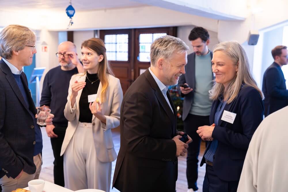Thorsten Kausch und Isabell Köster von der Stadtmanufaktur unterhalten sich im Foyer