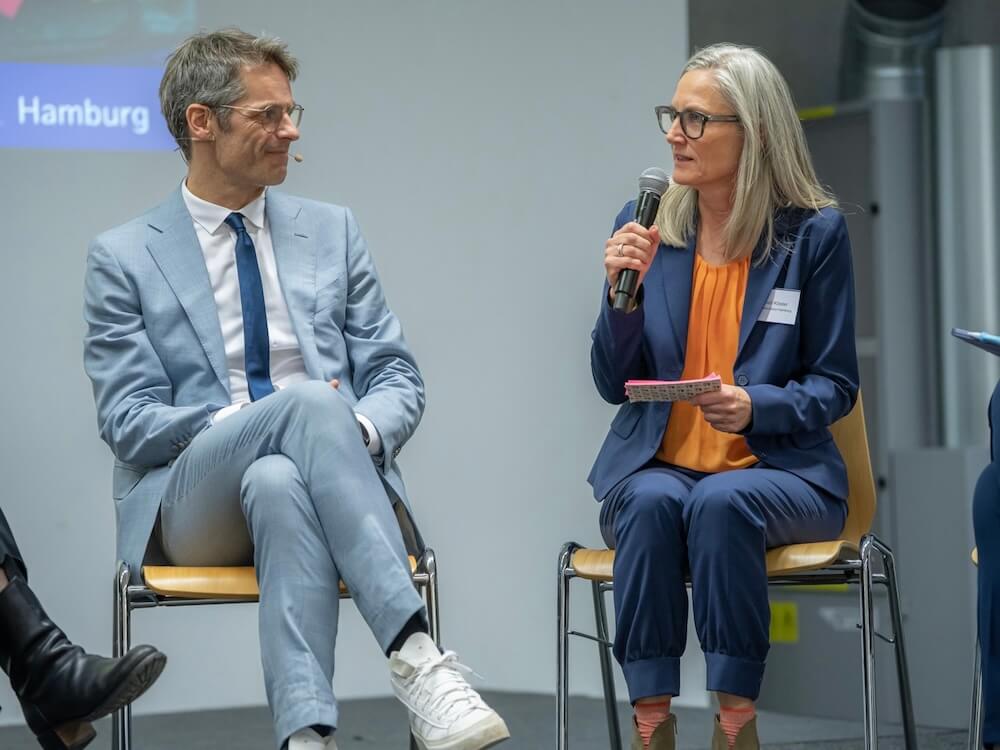 Isabell Köster präsentiert die Ergebnisse eines Dialogformats auf der Bühne
