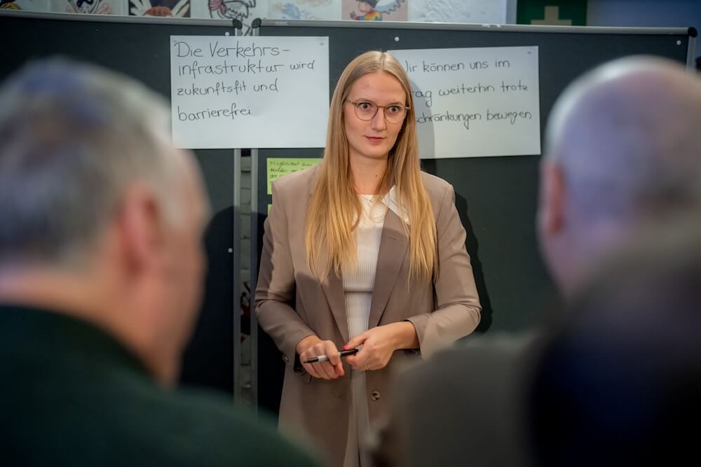 stadtmanufaktur-laura-ebeling-moderatorin-credit-muhme-photography.jpg Laura Ebeling hört bei einem Workshop den Teilnehmenden zu