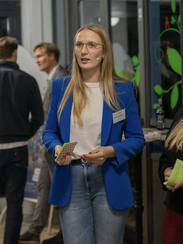 stadtmanufaktur-laura-ebeling-stadtmarketing-expertin-credit-muhme-photography-hochformat Laura Ebeling im Gespräch mit Teilnehmenden einer Beteiligungsveranstaltung