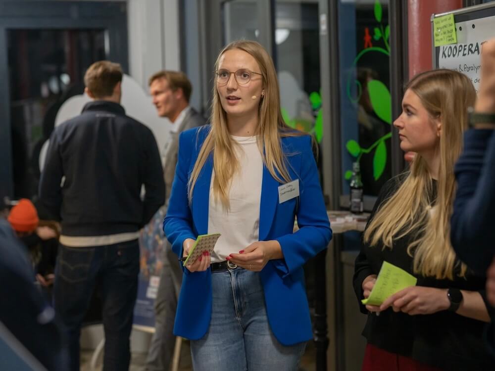 stadtmanufaktur-laura-ebeling-stadtmarketing-expertin-credit-muhme-photography-mobile Laura Ebeling im Gespräch mit Teilnehmenden einer Beteiligungsveranstaltung