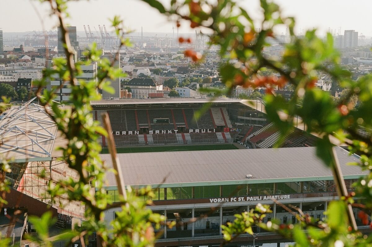 Blick auf Millerntor-Stadion und den Stadtteil St. Pauli in Hamburg