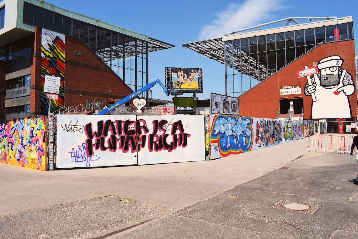 st-pauli-halt-millerntor-stadion-david-bayliss-GkpMkJ47esI-unsplash Graffiti with "Water is a Human Right" on the Millerntor stadium in Hamburg St. Pauli