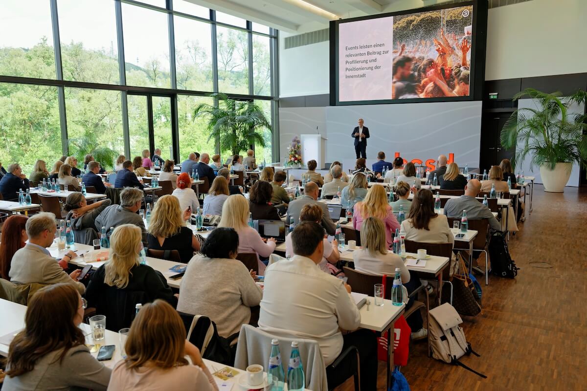 Speaker Thorsten Kausch hält einen Vortrag auf dem Hessischen Stadtmarketingtag 2026