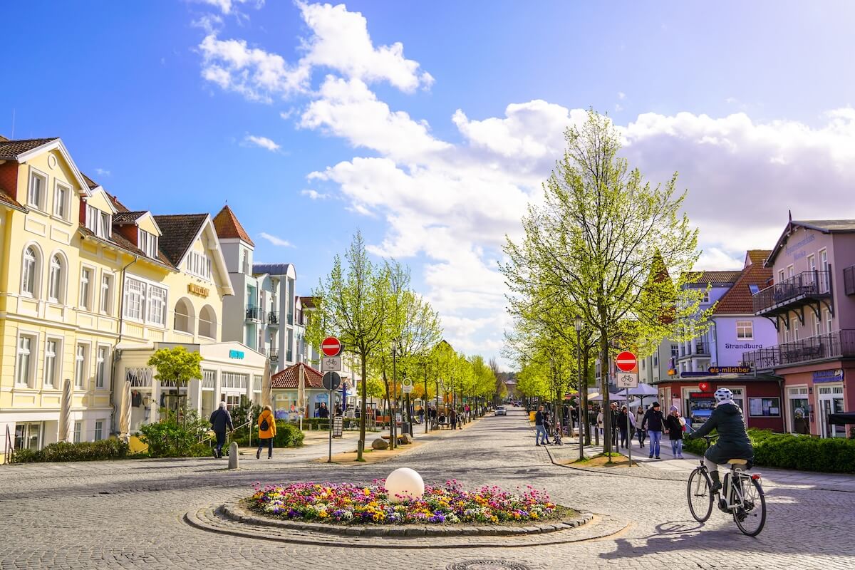 kuehlungsborn-tourismusstrategie-stadtmanufaktur-credit-jasmin-Fernholz-2024-586_ Fahrradfahrer fährt durch die Innenstadt von Kühlungsborn