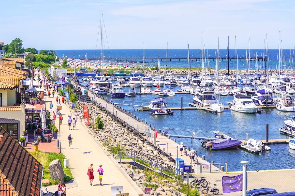 kuehlungsborn-tourismusstrategie-stadtmanufaktur-credit-jasmin-Fernholz-2024-855_ Blick auf den Hafen von Kühlungsborn