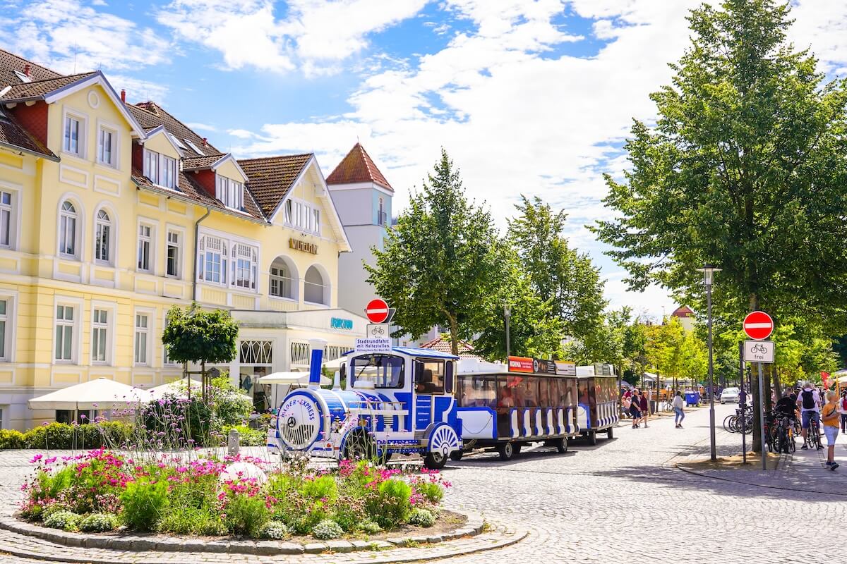 kuehlungsborn-tourismusstrategie-stadtmanufaktur-credit-jasmin-Fernholz-2024-983 Eine Eisenbahn fährt durch die Innenstadt von Kühlungsborn